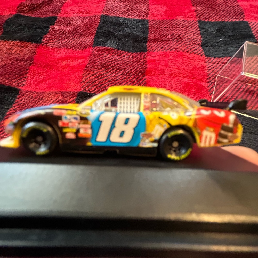 Nascar Diecast-Kyle Busch #18 M&M 2009 Toyota Camry